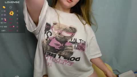 Snapshot of victoriassecrets_ chatting on 10.29.25 victoriassecrets_ online show from 10.29.25