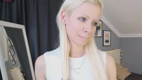 Snapshot of vienna_gones chatting on 04.04.26 Eva online show from 04.04.26