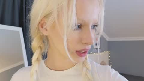 Snapshot of vienna_gones chatting on 04.10.26 Eva online show from 04.10.26