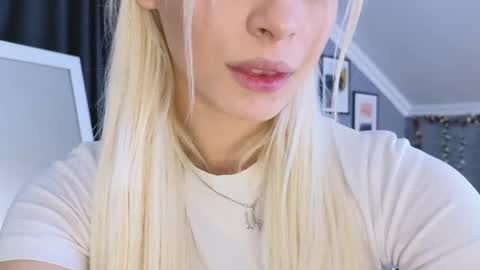 Snapshot of vienna_gones chatting on 04.14.26 Eva online show from 04.14.26