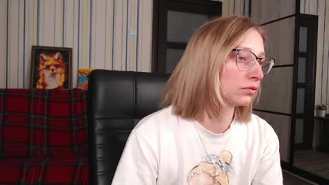 Snapshot of vikaericka chatting on 04.26.26 Vika online show from 04.26.26