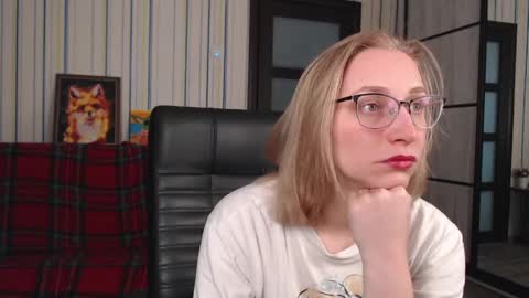 Snapshot of vikaericka chatting on 04.28.26 Vika online show from 04.28.26