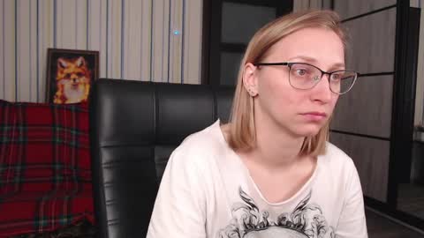 Snapshot of vikaericka chatting on 05.19.26 Vika online show from 05.19.26