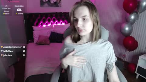 Snapshot of vikky_moon chatting on 03.09.25 Vikky online show from 03.09.25