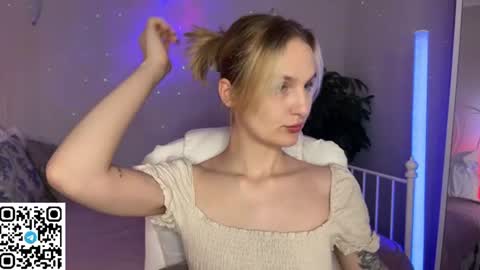 Snapshot of vikky_moon chatting on 06.11.26 Vikky online show from 06.11.26