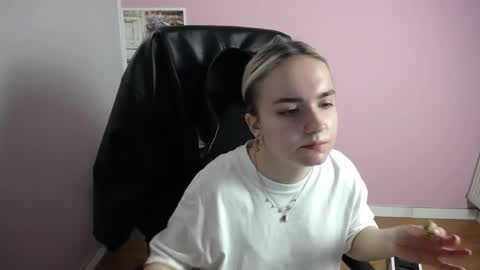 Snapshot of viktoria_lovely chatting on 04.24.26 viktoria_lovely online show from 04.24.26