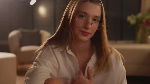 Snapshot of villanelle_l chatting on 11.07.25 Lana online show from 11.07.25