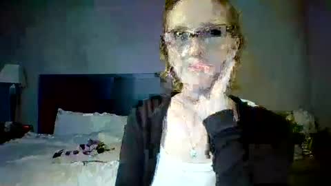 Snapshot of vimonroe chatting on 10.19.25 Adori online show from 10.19.25