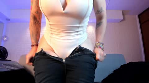 Violett  Everyday From 0530 to 1430 Col Time online show from 01.12.25