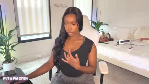 Snapshot of violet6xft chatting on 01.24.25 Fantasy Black Girl online show from 01.24.25