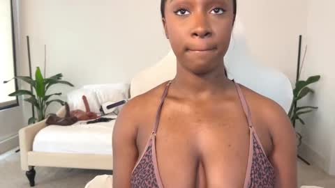 Snapshot of violet6xft chatting on 02.10.25 Fantasy Black Girl online show from 02.10.25