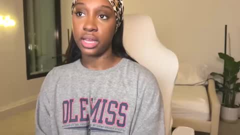 Snapshot of violet6xft chatting on 02.11.25 Fantasy Black Girl online show from 02.11.25