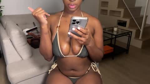 Snapshot of violet6xft chatting on 10.09.25 Fantasy Black Girl online show from 10.09.25