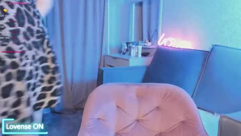 Snapshot of violet____h chatting on 10.18.25 violet____h online show from 10.18.25