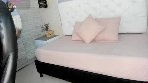 Snapshot of violet___fox chatting on 11.21.25 Violet online show from 11.21.25