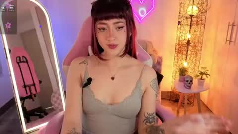 Snapshot of violet_ch chatting on 06.26.26 violet online show from 06.26.26