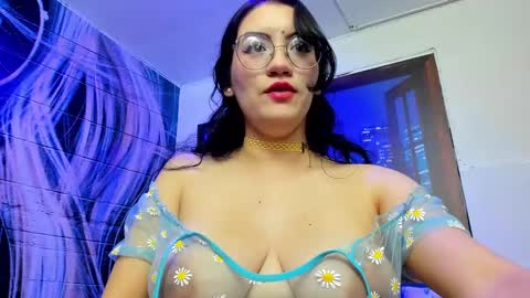 Snapshot of violeta_diazz chatting on 03.11.25 online show from 03.11.25