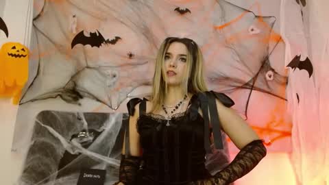 Snapshot of violetarainn chatting on 10.04.25 Violeta online show from 10.04.25