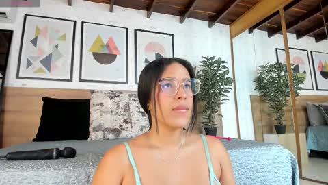 Snapshot of violetarossi1 chatting on 10.24.25 violetarossi1 online show from 10.24.25