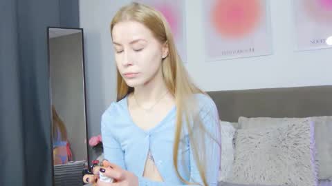 VioletSwone online show from 11.24.25