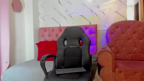 Snapshot of violett__rousee chatting on 12.05.25 violett rousee online show from 12.05.25