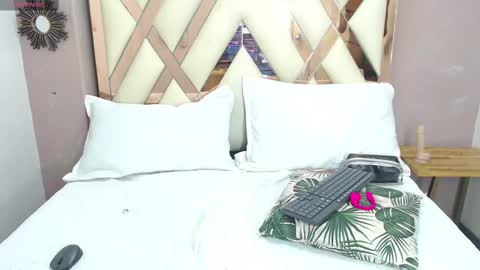 V I O L E T T E  online show from 10.09.25