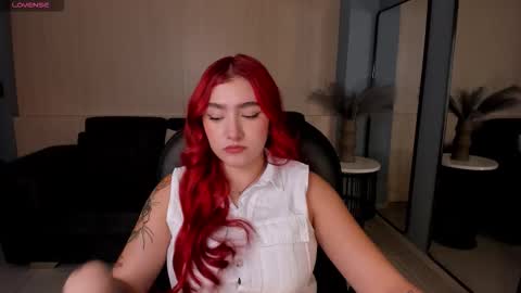 Snapshot of violettcastel chatting on 09.28.25 Violett Castel online show from 09.28.25