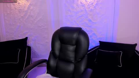 Snapshot of violettcastel chatting on 10.13.25 Violett Castel online show from 10.13.25