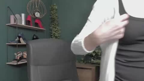 Vivian online show from 11.14.25