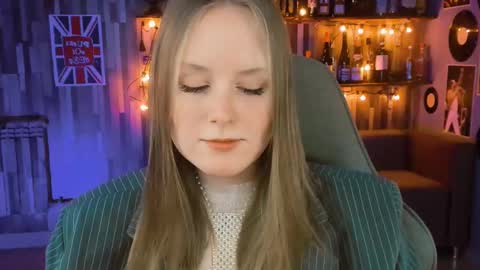 Snapshot of vivienleeigh chatting on 02.20.25 Vivien online show from 02.20.25