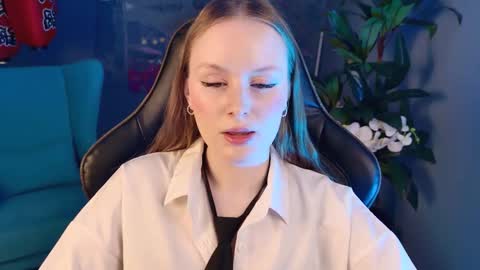 Snapshot of vivienleeigh chatting on 11.10.25 Vivien online show from 11.10.25