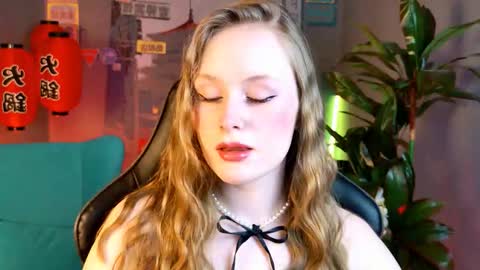 Snapshot of vivienleeigh chatting on 11.22.25 Vivien online show from 11.22.25