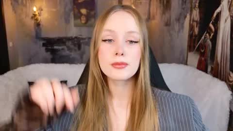 Snapshot of vivienleeigh chatting on 11.23.25 Vivien online show from 11.23.25