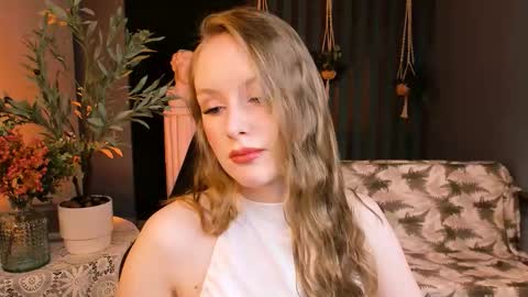 Snapshot of vivienleeigh chatting on 11.27.25 Vivien online show from 11.27.25