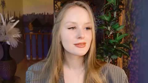 Snapshot of vivienleeigh chatting on 11.28.25 Vivien online show from 11.28.25