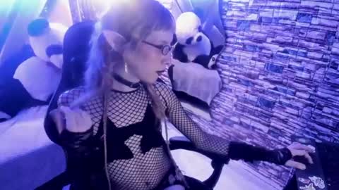 Snapshot of vivienne_hadid chatting on 07.19.26 vivienne hadid online show from 07.19.26