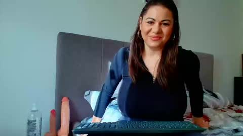 Snapshot of vixenvibesx chatting on 10.19.25 vixenvibesx online show from 10.19.25