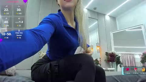 Snapshot of von_dee chatting on 09.26.25 von_dee online show from 09.26.25