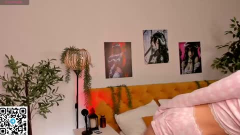 Snapshot of vonen_ray chatting on 05.25.26 Vonen online show from 05.25.26