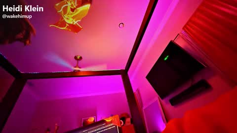 Snapshot of wakehimup chatting on 12.17.25 wakehimup online show from 12.17.25