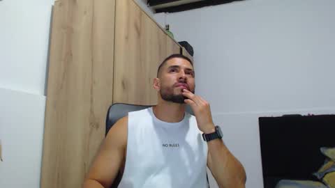 Snapshot of walter_brownn01 chatting on 11.04.25 WALTER BROWN online show from 11.04.25