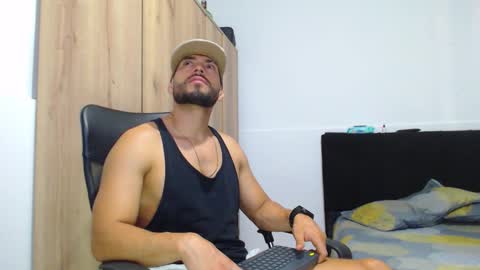 Snapshot of walter_brownn01 chatting on 11.08.25 WALTER BROWN online show from 11.08.25