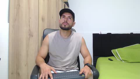 Snapshot of walter_brownn01 chatting on 11.22.25 WALTER BROWN online show from 11.22.25