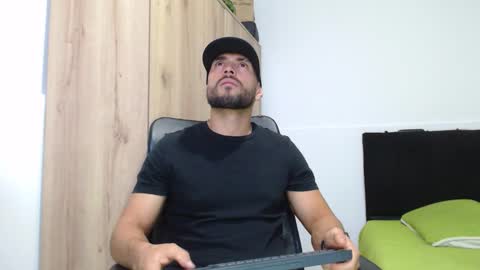 Snapshot of walter_brownn01 chatting on 11.27.25 WALTER BROWN online show from 11.27.25