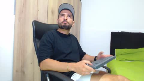 Snapshot of walter_brownn01 chatting on 11.28.25 WALTER BROWN online show from 11.28.25