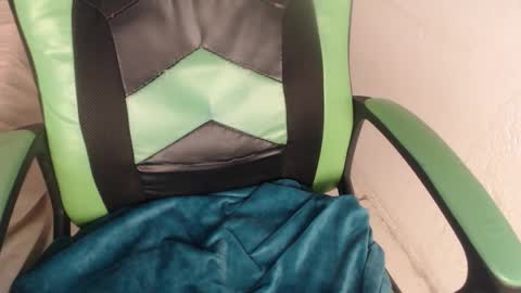 Snapshot of we_n_you chatting on 10.15.25 Trixie 3 online show from 10.15.25