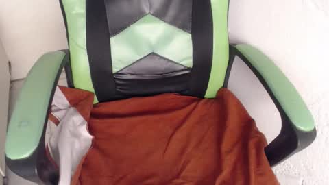 Snapshot of we_n_you chatting on 10.17.25 Trixie 3 online show from 10.17.25