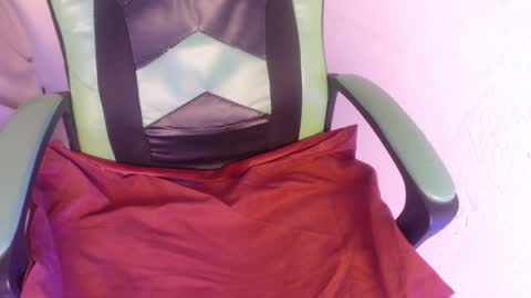 Snapshot of we_n_you chatting on 10.21.25 Trixie 3 online show from 10.21.25