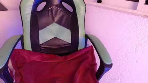 Snapshot of we_n_you chatting on 10.31.25 Trixie 3 online show from 10.31.25