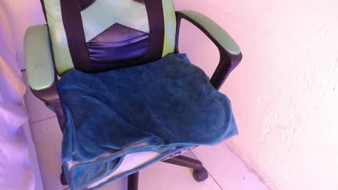 Snapshot of we_n_you chatting on 11.11.25 Trixie 3 online show from 11.11.25